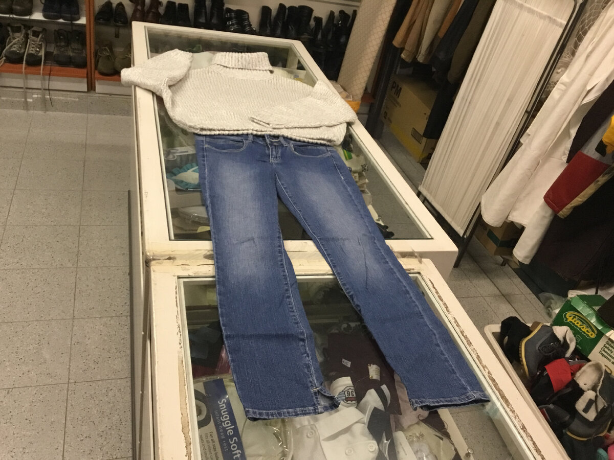 Обыкновенные джинсы и свитер на каждый день. Свитер стоит 3 евро, а джинсы 2. 