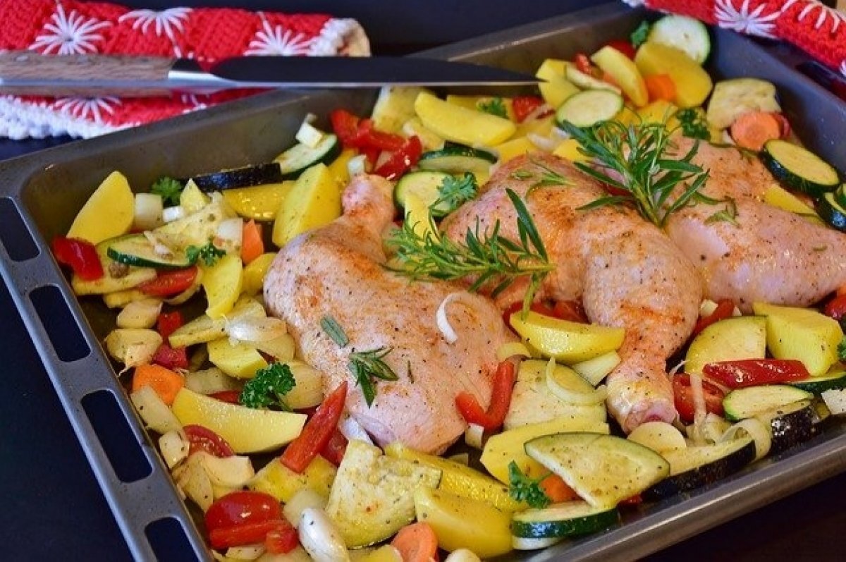    Салат с баклажанами и картофель. Что могут приготовить мужчины на 8 Марта?