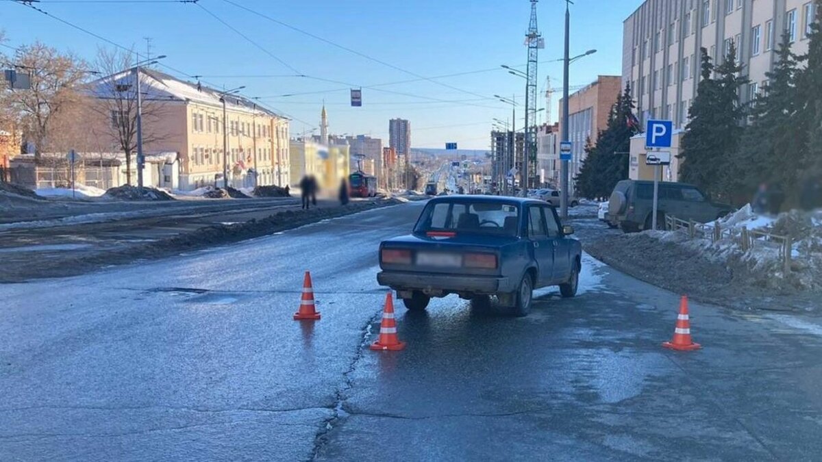     В Ижевске на регулируемом пешеходном переходе молодой водитель сбил пенсионера, пожилой мужчина получил травмы.