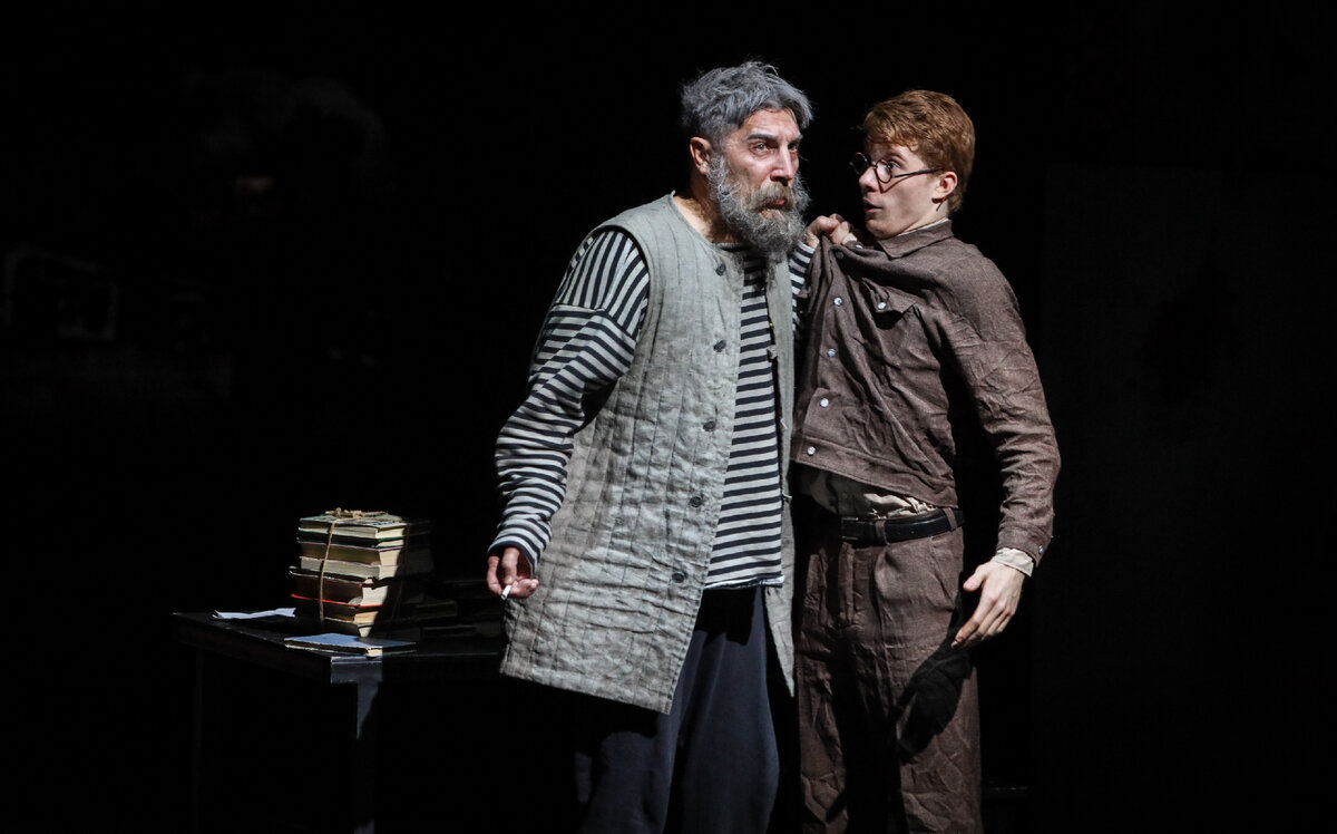 Сцена из спектакля "Охота жить". Наум Евстигнеич — Сергей Угрюмов, Юрка — Егор Хохлов 