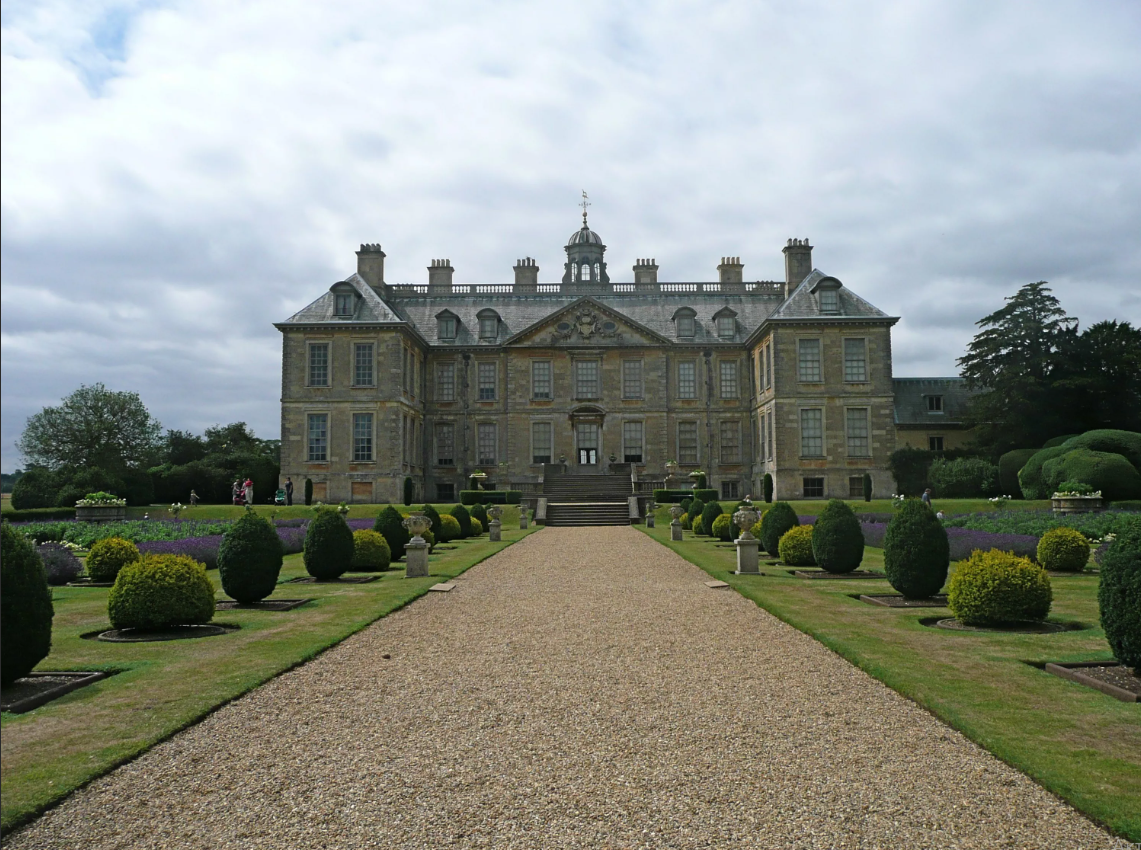 Поместье gatcombe park в глостершире. Поместье представляло собой. Поместье сомерлейтон холл в англии. Англия школа мэнор хилл. Мэнор хаус поместье.