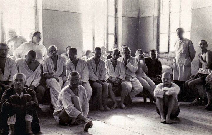 Старое фото пациентов психиатрической больницы не имеет отношения к событиям и использовано для иллюстрации. Общественное достояние