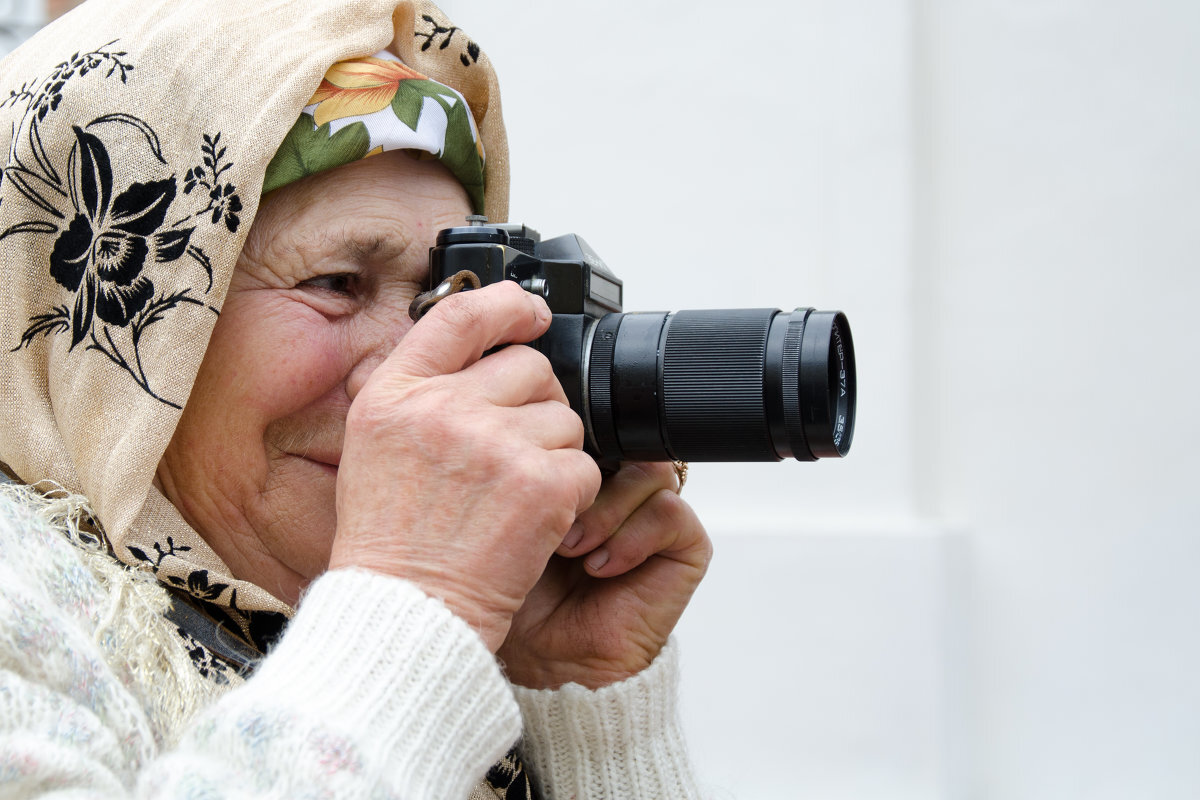 Бабулька с фотоаппаратом. Бабушка с фотоаппаратом. Бабка с фотоаппаратом. Пенсионер с фотоаппаратом. Бабушки от виден