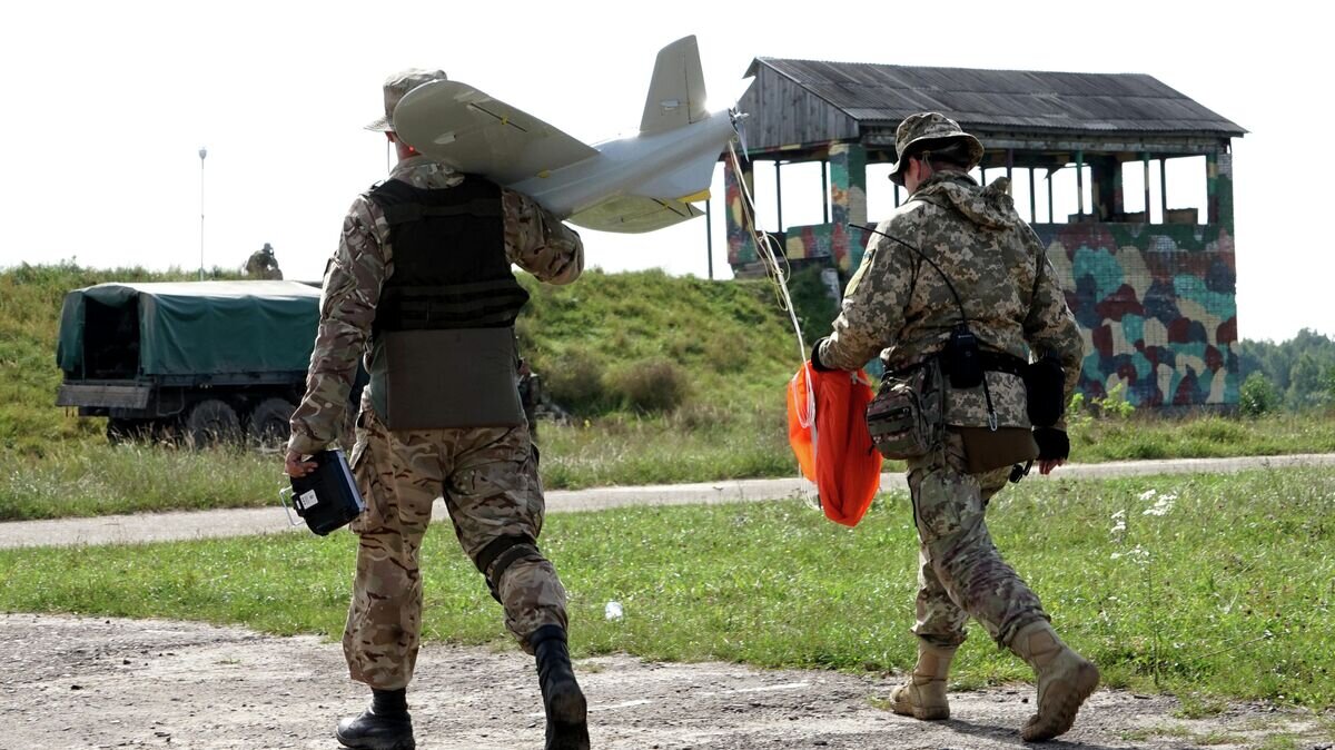    Украинские военные с беспилотным летательным аппаратом на Яворивском полигоне во Львовской области© Фото : U.S. Army National Guard / Army Spc. Amy Carle