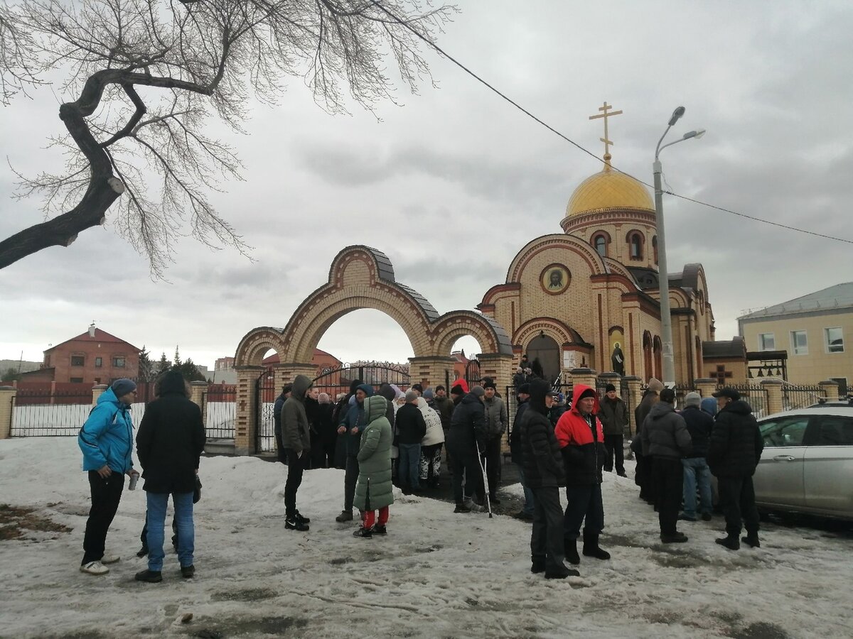 Жители Колхозного посёлка вышли на сбор подписей против стройки . Фото: Царьград.