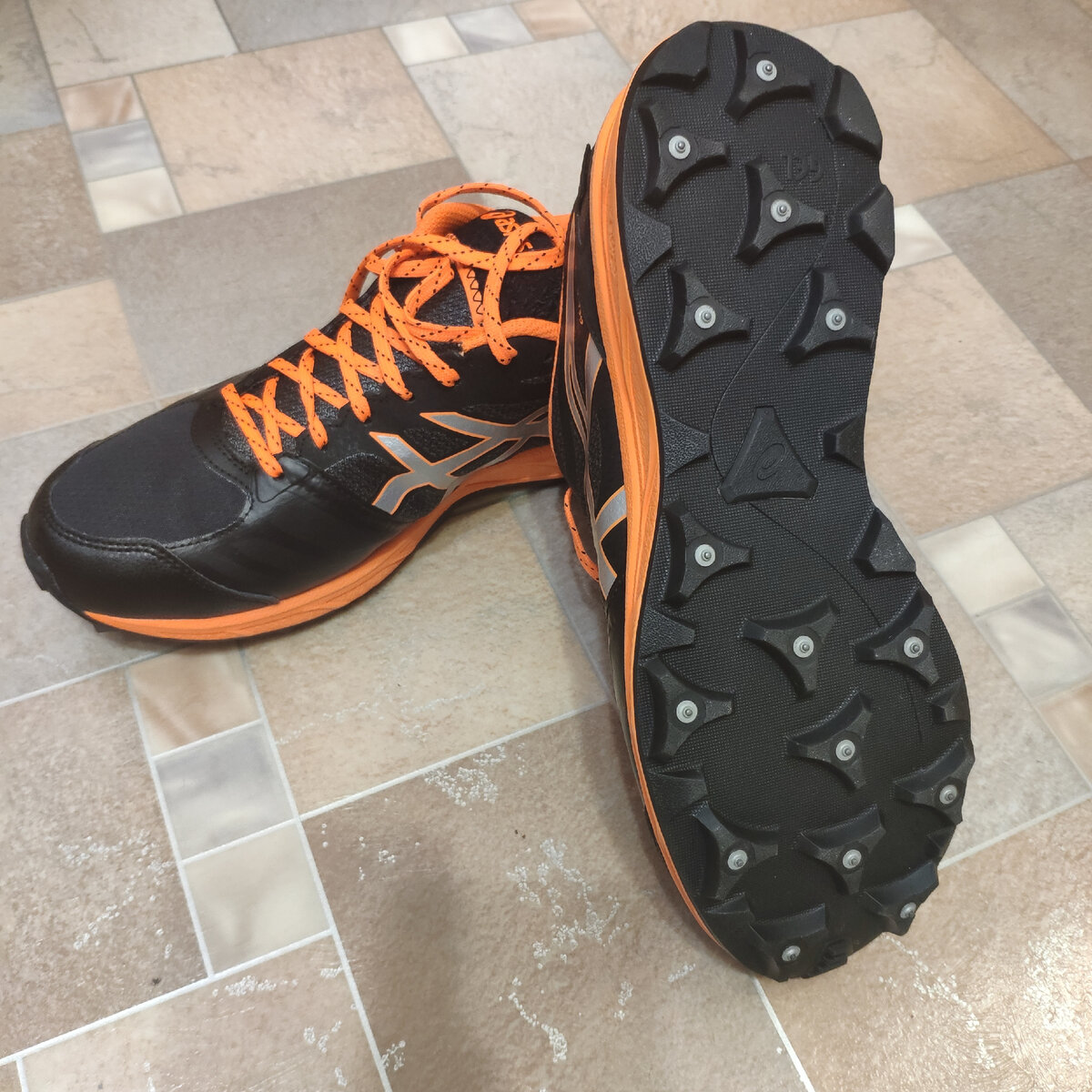 Мои зимние по гололеду Asics Gel-FujiSetsu 2. Сейчас уже не выпускают. Но есть более новая модель. Также из зимних шипованных можно присмотреться к Solomon, если найдёте. Цена перевалила за 20 т.р. 🙈