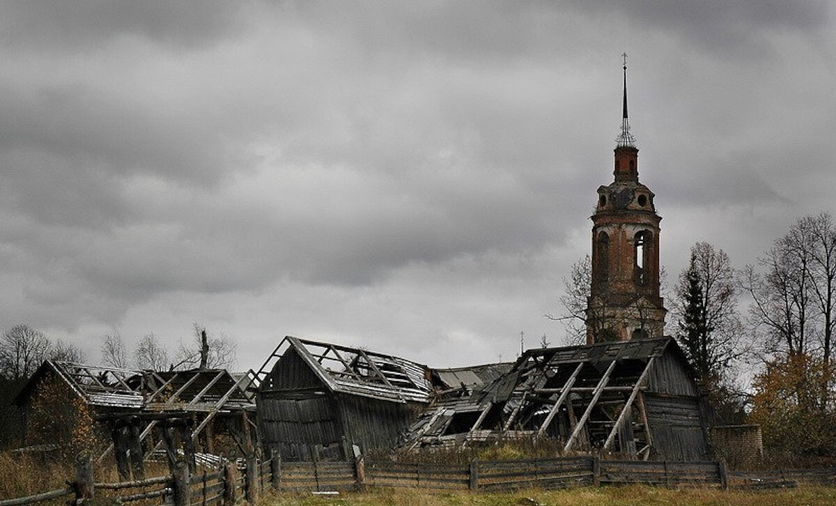 Деревни погибают. Заброшеные деревни Костромской области. Вымирающие деревни Костромской области. Заброшенные деревни Костромской области Мантуровский р н. Умирающие деревни Костромской области.