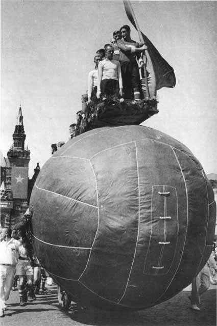 Футболисты спортивного общества «Спартак» на Красной площади во время Всесоюзного парада физкультурников 18 июля 1939 года. Впереди — Андрей Старостин. 
