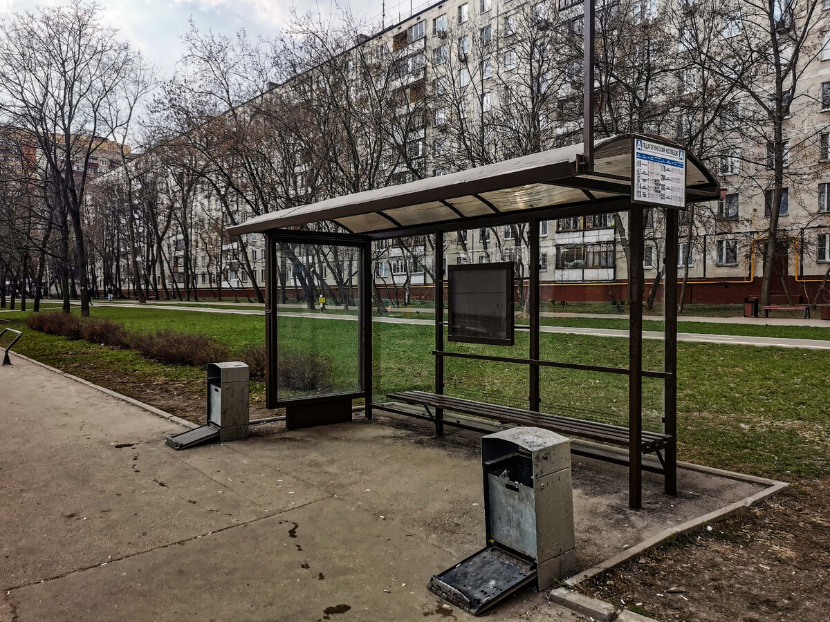 Сама остановка "Педагогический колледж" ещё старого типа. С открытыми мусорками.