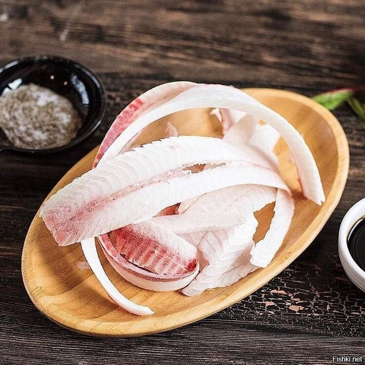 Муксун строганина. Как едят строганину. Национальная кухня якутов строганина. Муксун строганина. Муксун строганина.