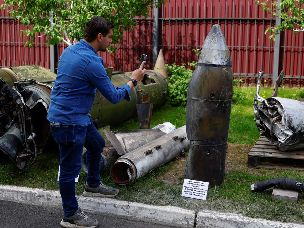 Журналист фотографирует ракету «Кинжал», запущенную несколько дней назад © REUTERS/Valentyn Ogirenko