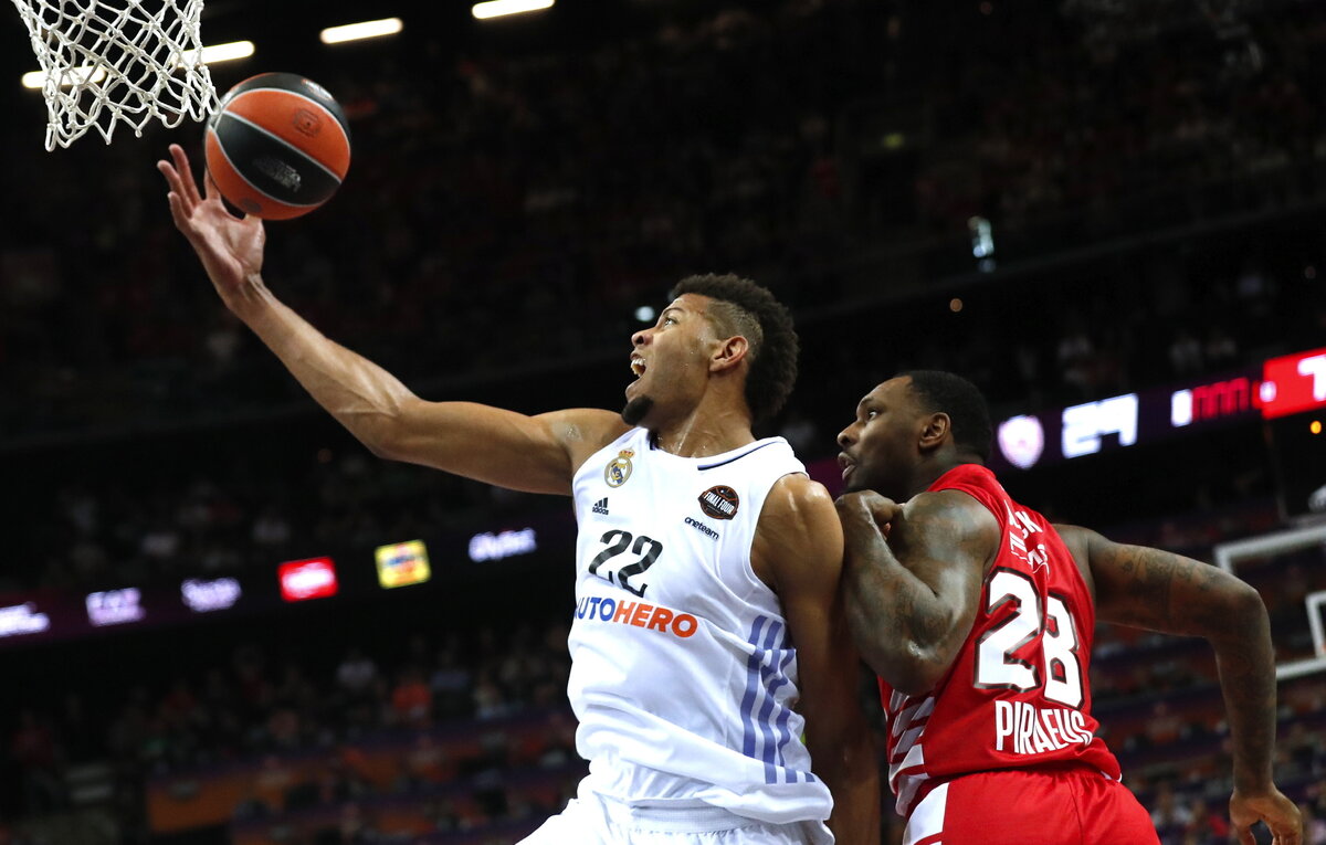    Центровой "Реала" Валтер Тавареш и центровой "Олимпиакоса" Тарик Блэк  EPA-EFE/TOMS KALNINS