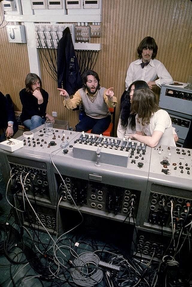 В студии Apple Records