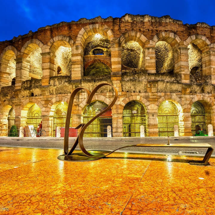 Нельзя не воздать хвалы веронцам за то, как они поддерживают свой амфитеатр» – восторженно писал в сентябре 1786 года Гете, путешествуя по Италии. Амфитеатру между тем было уже без малого 1800 лет. Пережив две мировые войны, землетрясения и наводнения, Арена ди Верона по сей день пребывает в удивительной сохранности. Именно ее имел в виду автор трагедии «Фауст».
Недаром в средние века бытовало немало легенд о ее чудесном происхождении: у простых людей не укладывалось в голове, как без божественной или дьявольской помощи можно было возвести и сохранить такое грандиозное сооружение.
Ранее BlogoItaliano уже упоминал и о самой Арене, и рассказывал, что собой представляет Оперный фестиваль в Вероне. Но это были лишь штрихи к портрету.
«Он вечно тот же; вечно новый» – писал Пушкин о Россини, так же можно сказать и об Арене ди Верона: каждое ее посещение и каждое упоминание о ней – это давно знакомый и всегда новый и неожиданный праздник. 
Гладиаторские одиночные и массовые бои, навмахии («морские сражения»), травля диких зверей (в частности, еще Плиний Младший писал о покупке большого количества пантер в Африке), выступления известных борцов и гимнастов – такова была примерная программа представлений. Представления давались по различным поводам: праздник в честь очередного божества, триумф полководца, прибытие почетного гостя или погребенние важного сановника. 







