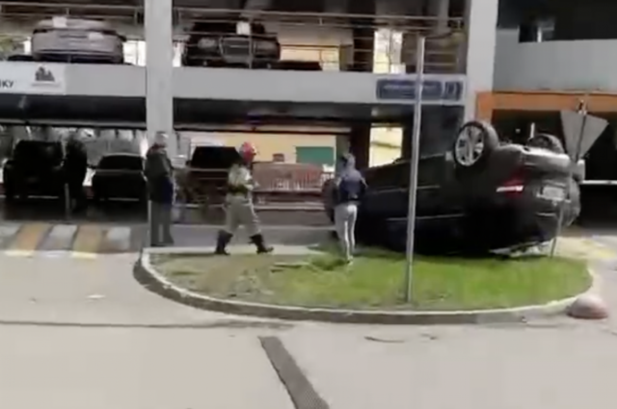    У иномарки, упавшей с третьего этажа столичной парковки, отказали тормоза