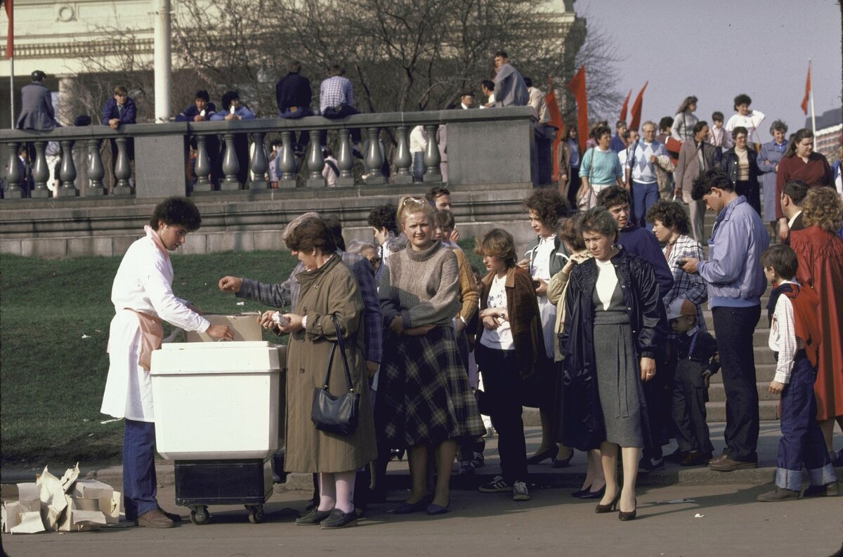 Советское мороженое — настоящий гастрономический феномен. Ради этого лакомства многометровые очереди отстаивали не только граждане СССР, но и иностранцы.