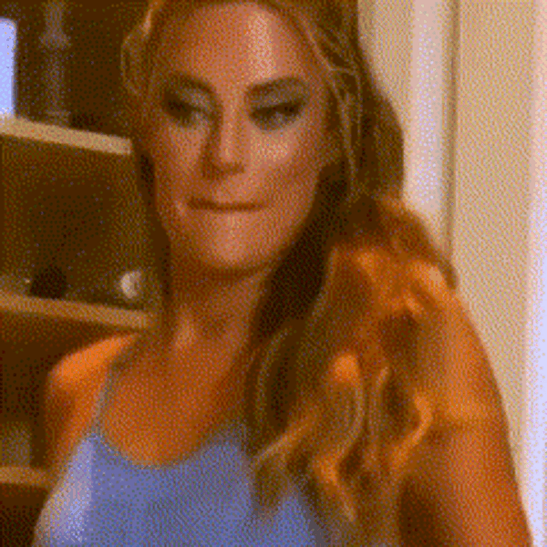 GIF создан из видео социальных сетей.