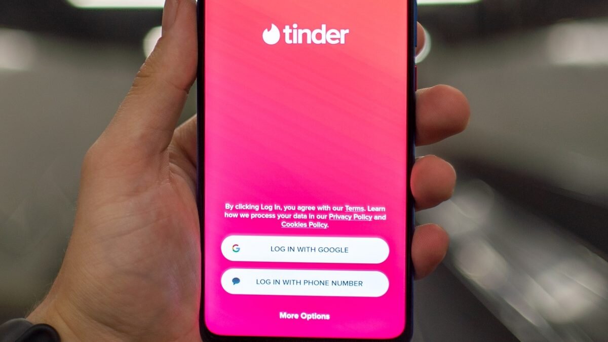 Tinder прекратил работу в России: приложение исчезло из Google Play и App  Store | Bizmedia.kz | Дзен