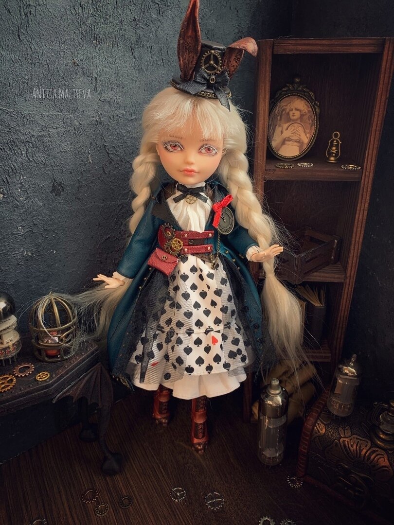 Белый кролик в стиле стимпанк. Листай, чтобы увидеть больше фото