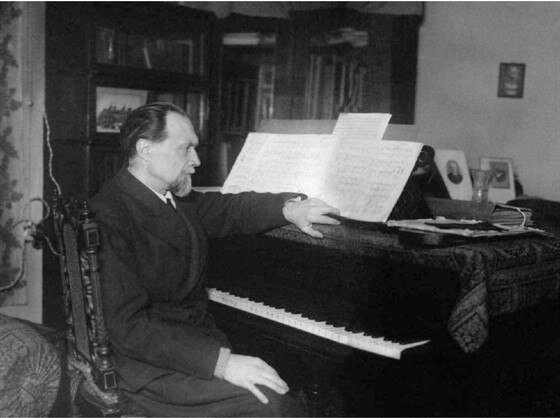  В Википедии о композиторе Н. Я. Мясковском написано следующее: Один из крупнейших симфонистов первой половины XX века, создавший   27 симфоний.  Крупнейший симфонист.-2