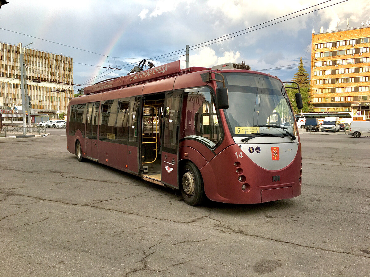 Единственное, что привлекает на привокзальной площади это  троллейбусы в форме каких-то загадочных существ. Оказалось - made in Belarus. 