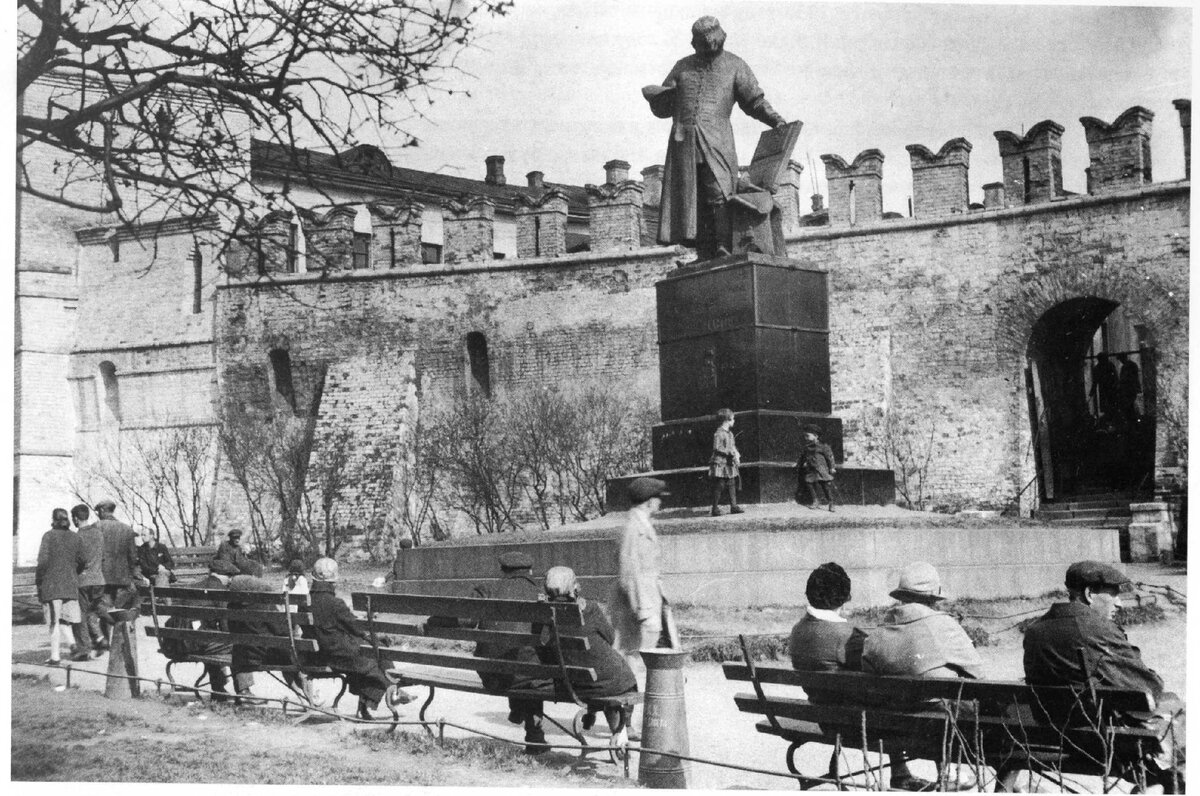 памятник и федорову в москве