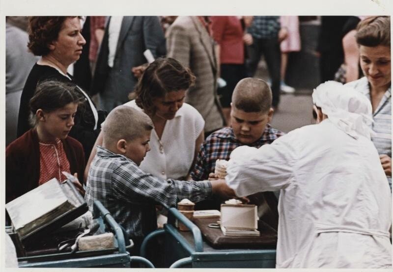 Мальчики покупают мороженое. Дмитрий Бальтерманц, 1958 год, МАММ/МДФ. 