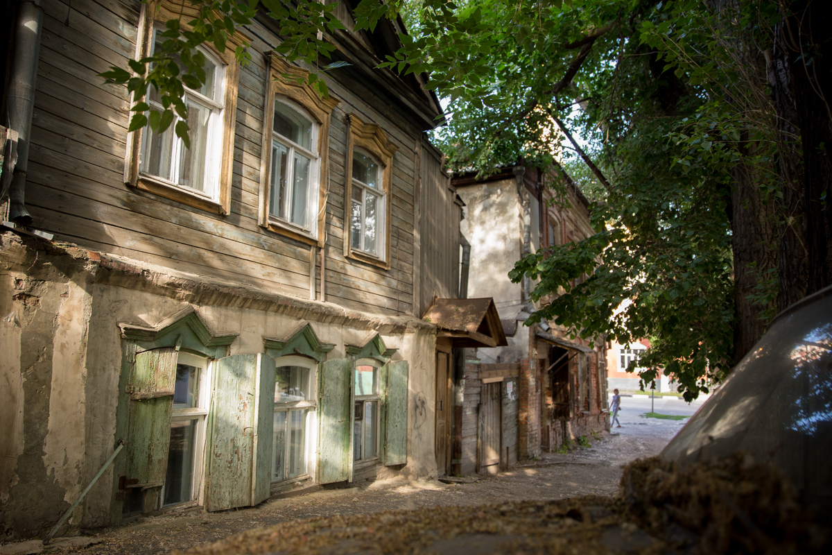 Край переулок. Улочки Саратова. Закоулки Коломны. Старинные улочки Саратова. Саратов окраина города.