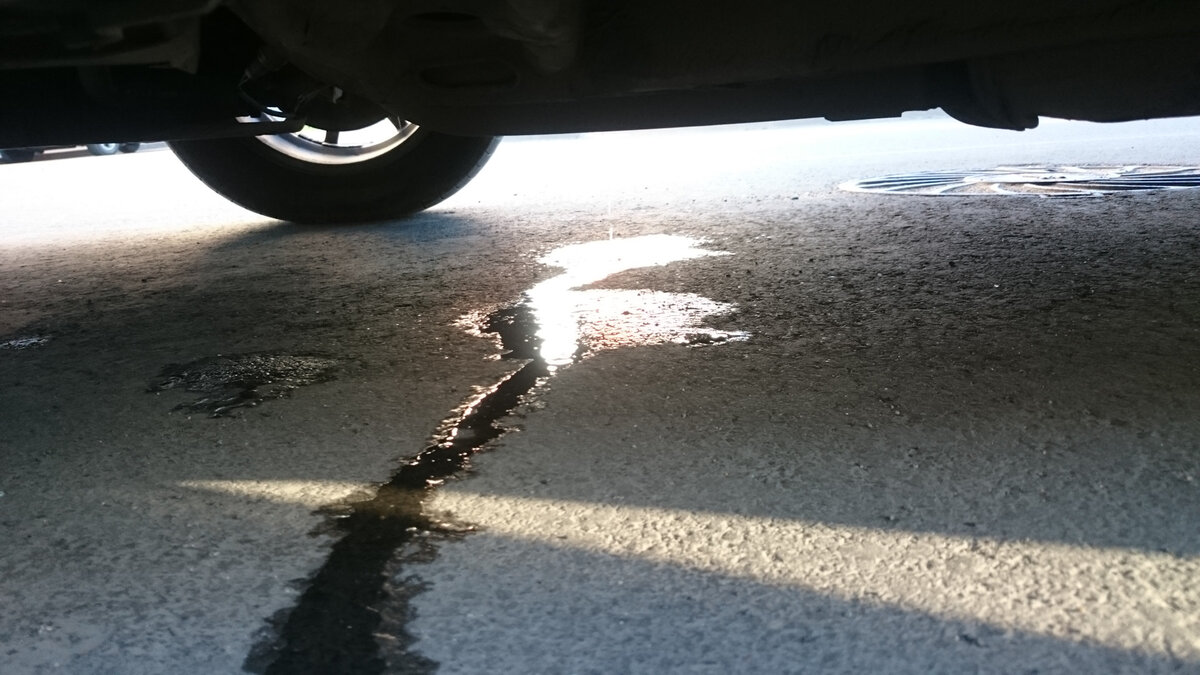 Видеть что-то вытекающее из-под машины всегда немного страшновато, согласитесь. Но в нашем случае это просто вода.