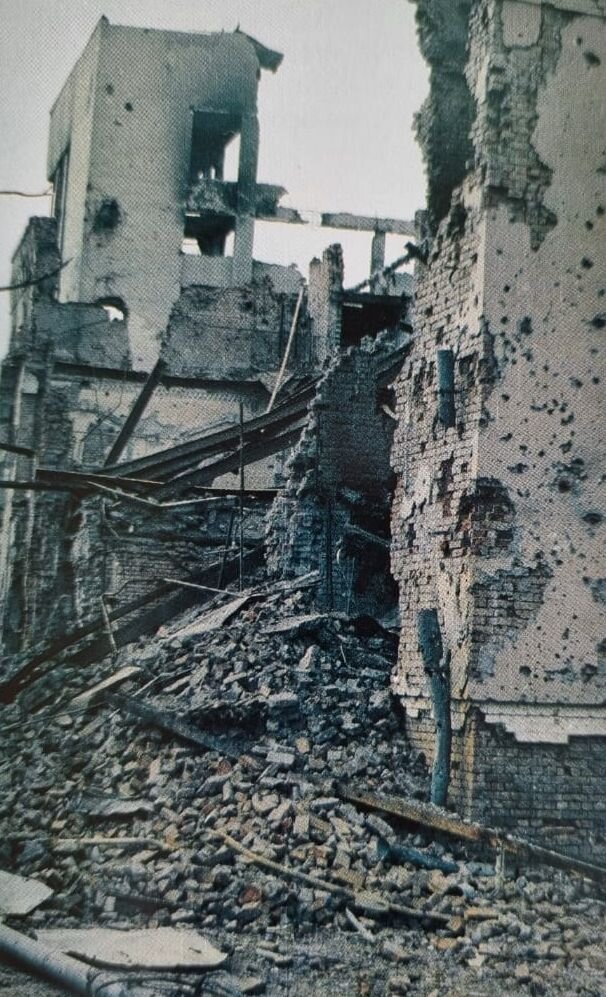 Разрушенное здание музея (художественный отдел), 1995 год