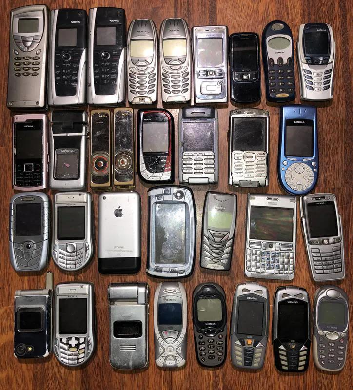 Старые телефоны омск. Старый телефон. Старые мобильники. Коллекция старых телефонов. Старые мобильные телефоны.