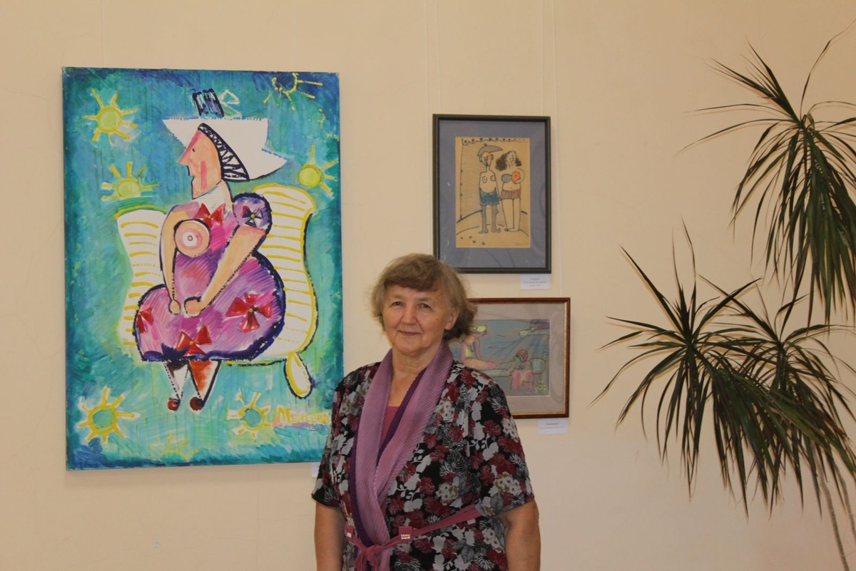 Лариса Сергеева на персональной выставке // Фото с сайта Крымского этнографического музея