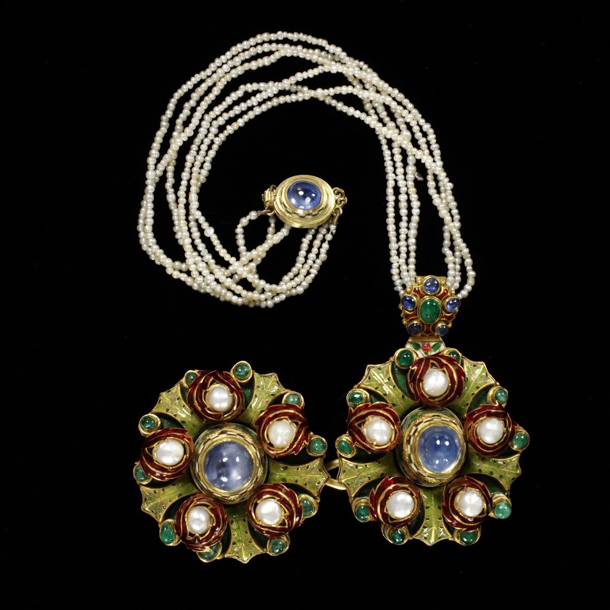 Подвеска из золота с эмалью,сапфирами- кабошонами и жемчугом , ок.1914 г. На фото подвешена на ожерелье из мелкого жемчуга,но можно ее носить и в комплекте с пряжкой, как застежку для площа. 