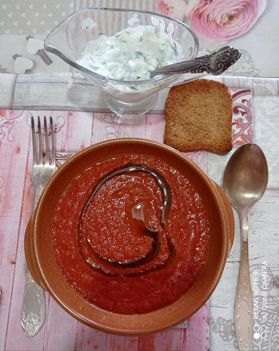 Сегодня решила приготовить гаспачо - холодный томатный суп "родом" с Пиренейского полуострова.  С помидор снять шкурку, перец сладкий запечь в духовке, и затем почистить.