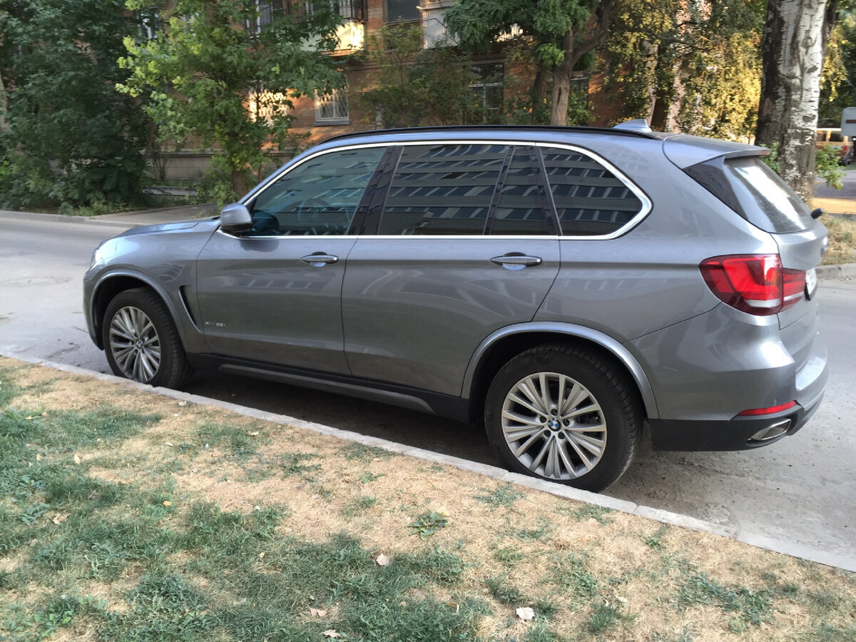 На 18 колесах, но уже с тонировкой, широкими арками, прямоугольными выхлопными трубами