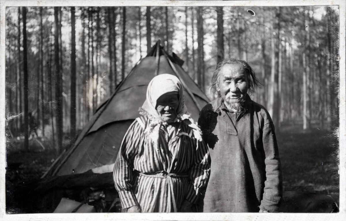 Тунгусы у своего чума. Фото: Л.В. Гиршфельдом, 1926 – 1927 гг.