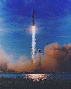 Virgin Galactic жестко раскритиковали на своих страницах CNN, Forbes и соцсети за углеродный дисбаланс. Колумнисты в один голос стали возмущаться, что ради одного человека нельзя тратить такое большое количество ископаемого топлива