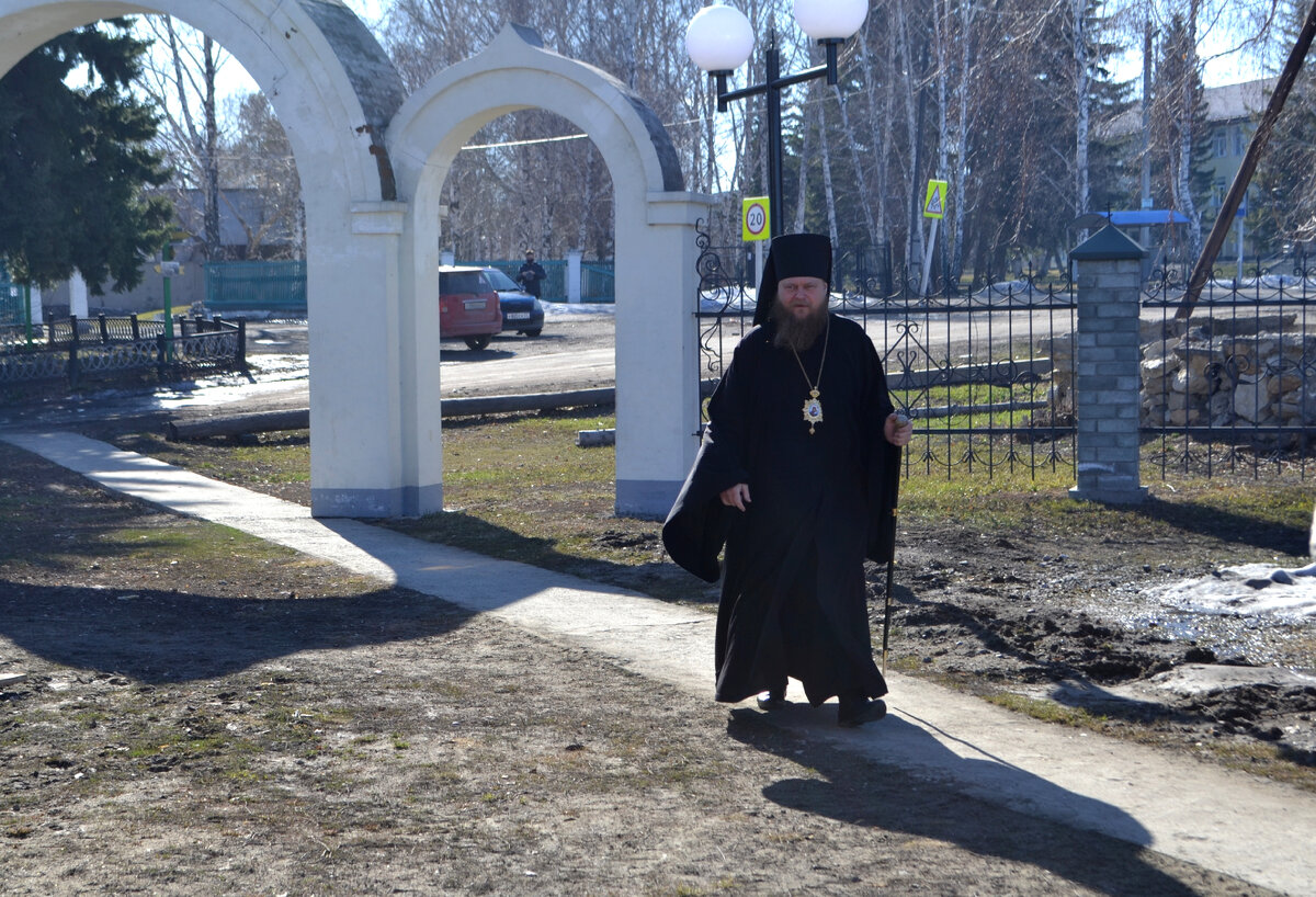 Владыка Роман, епископ Рубцовский и Алейский, ранней весной посетил Усть-Пристань и оценил труды местных купольщиков.
