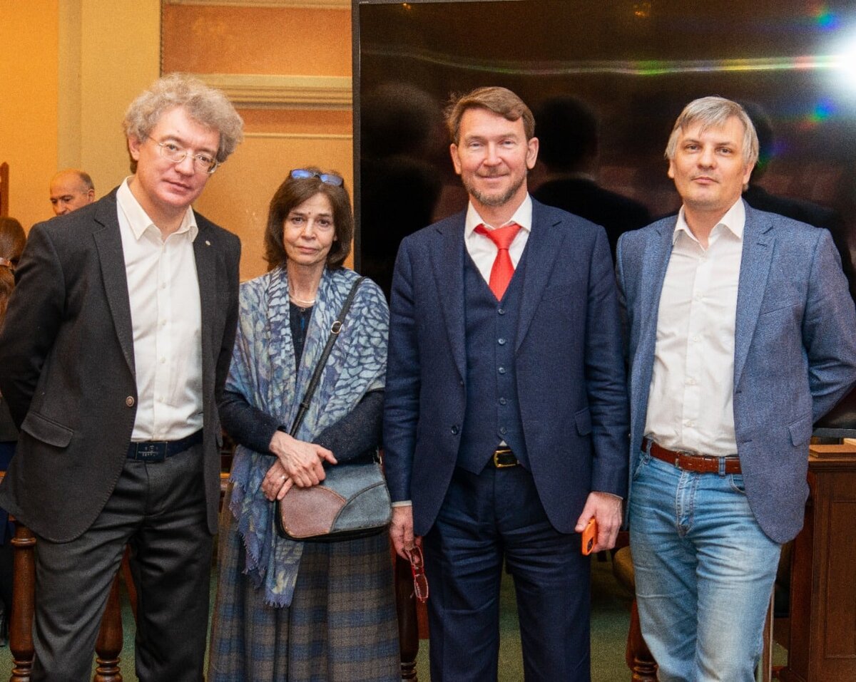 Алексей Юрьевич Плохов (крайний справа)