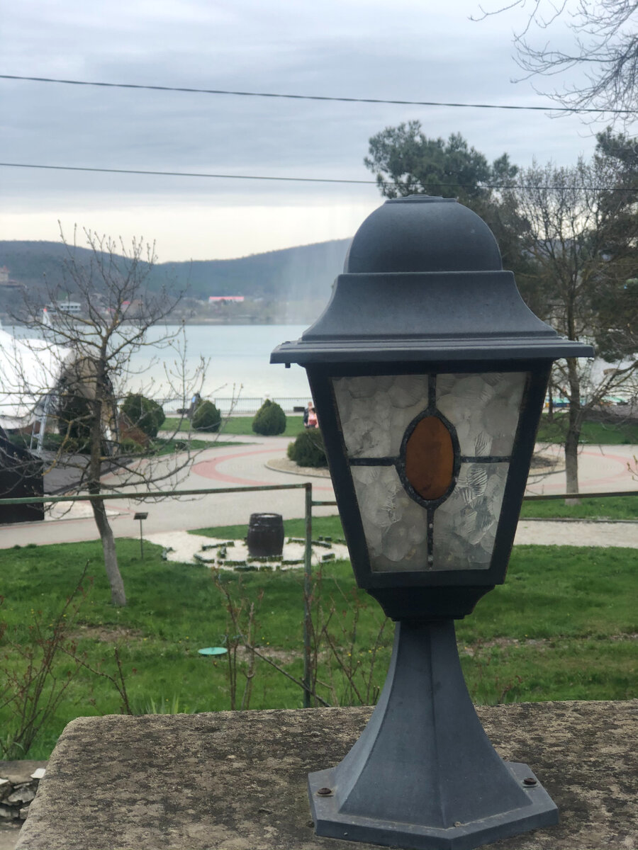 Спустя 10 лет брака Николай стал уставать от разгульного образа жизни. Ему все чаще хотелось побыть вечером дома, почитать книгу, пройтись по парку. Но у Нины постоянно были гости, либо они были куда то приглашены. Однажды Николай вернулся с работы раньше, так как плохо себя чувствовал. Нина встретила его и явно дала понять , она недовольна тем , что он пришел раньше.