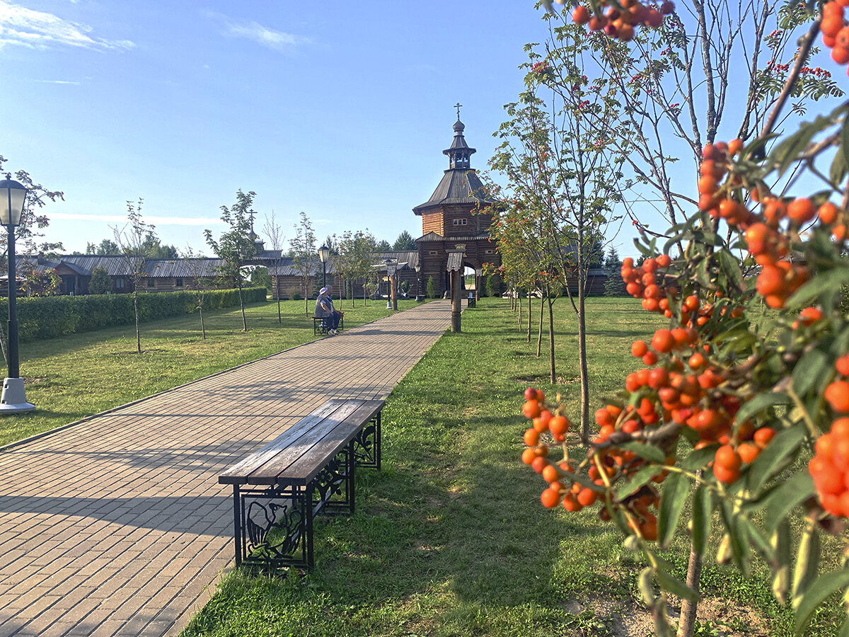 Территория подворья и надвратная церковь. Фото автора. Листайте галерею, чтобы увидеть больше