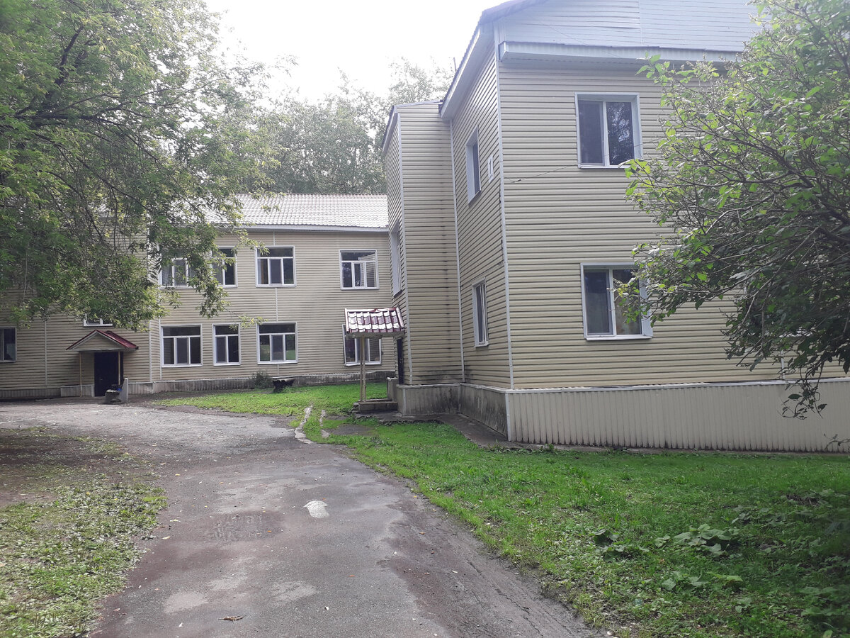 Корпус санаторного лагеря, в котором жила дочка. Фото автора.