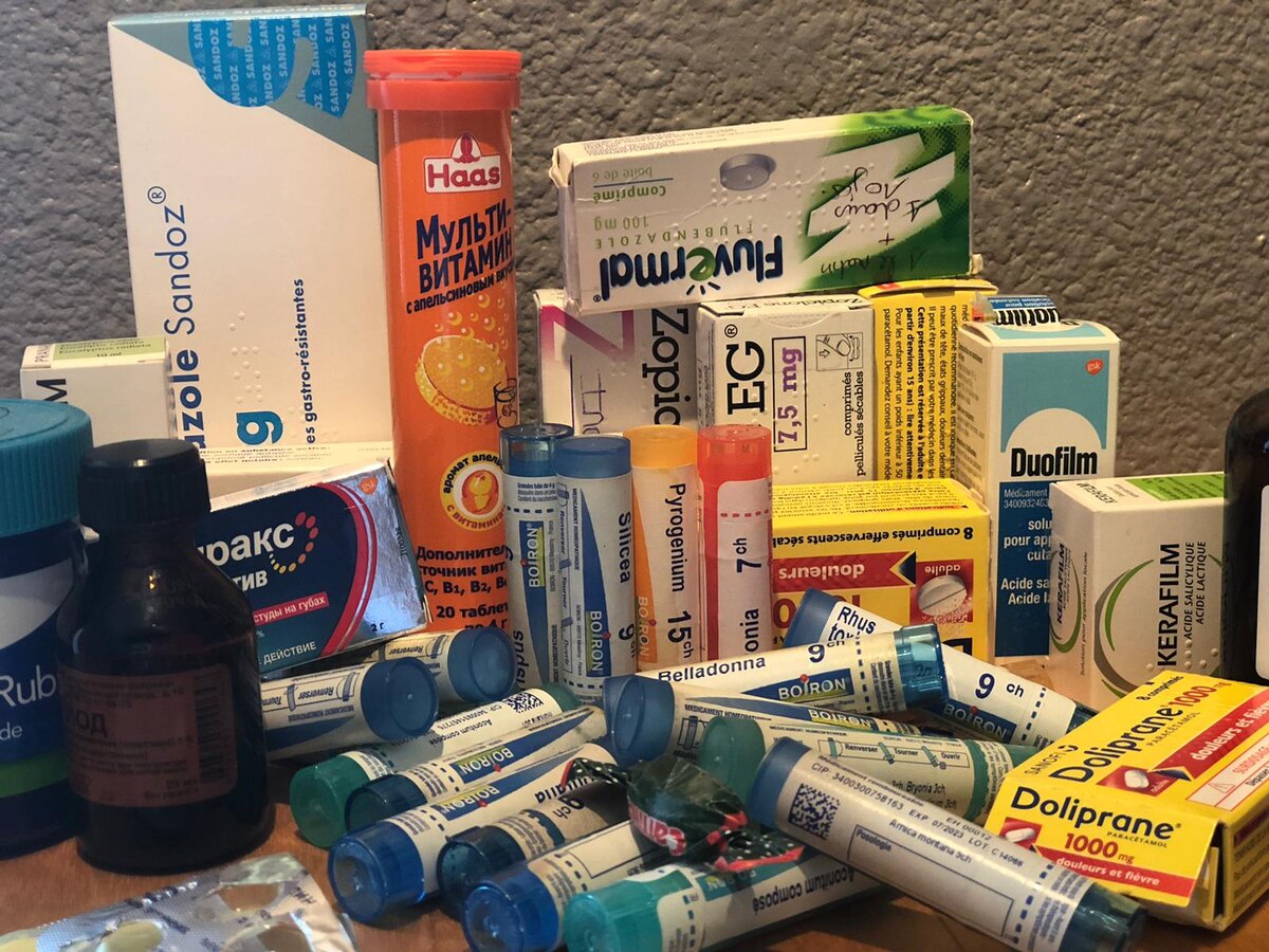 Начинаю разбор наших скромных запасов. Привезенный из России йод и горничники так же имеются.  Фото из личного архива, Сентябрь 2021, Казерес 31220 Франция.