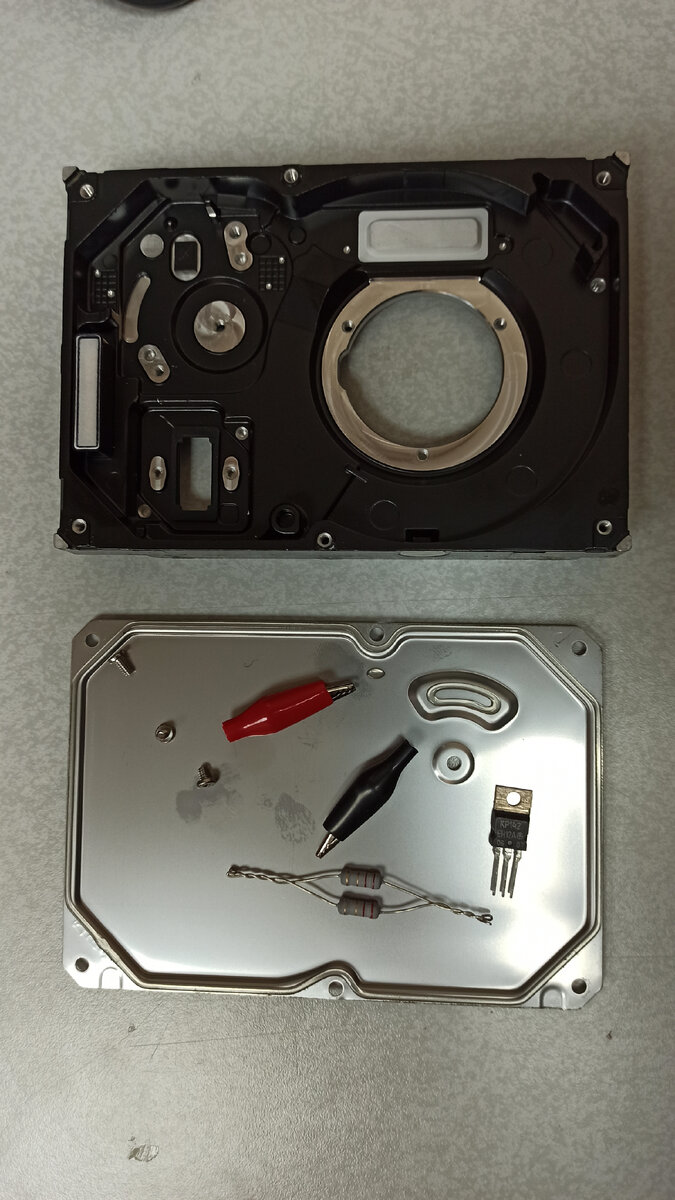 Микросхема Крен12а, два "крокодильчика". Провода и пр. не стал фотографировать