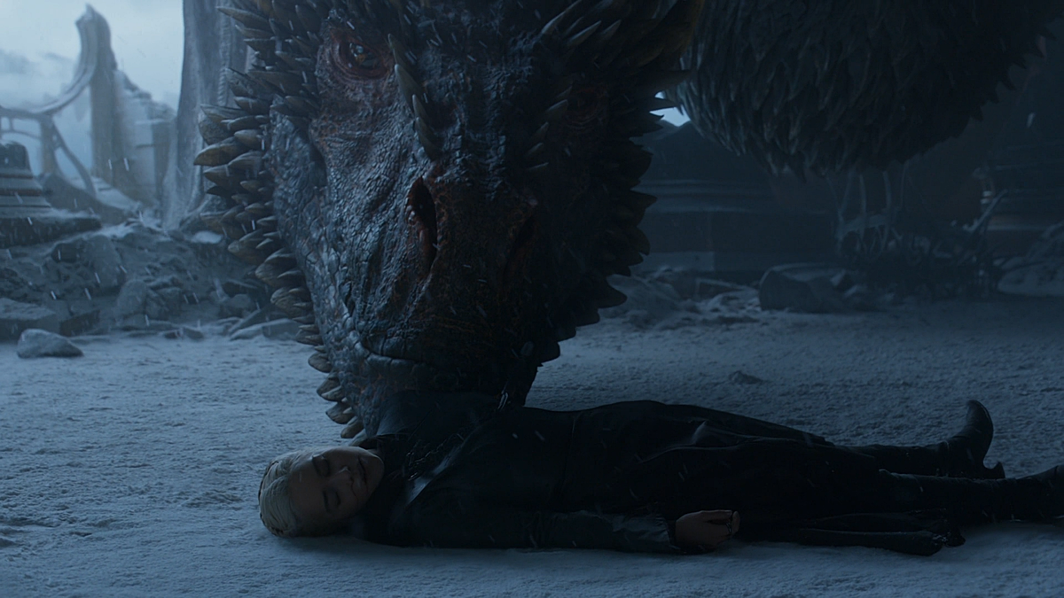 Дракон пытается разбудить Дейнерис 