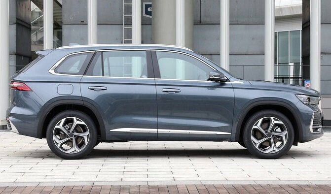 На фото: новый кроссовер Geely KX11