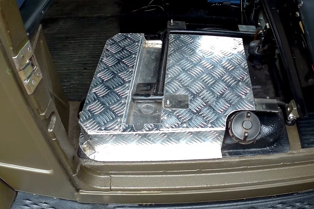 Уже осовремененный дополнительный бак в салоне ГАЗ-69.