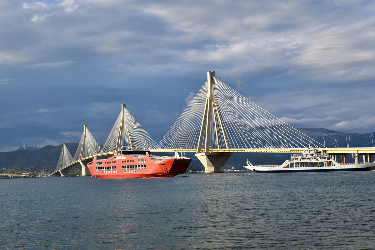 Мост Рион-Андирион, вид с парома. Фото: © artem221990