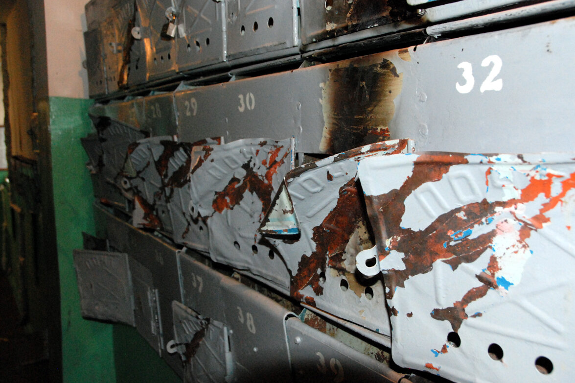 Конечно управляющая компания должна и ящики ремонтировать. Только хватает такого ремонта на год - полгода, а то и меньше. Фото автора