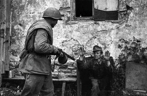 Красноармеец берет в плен немецкого солдата